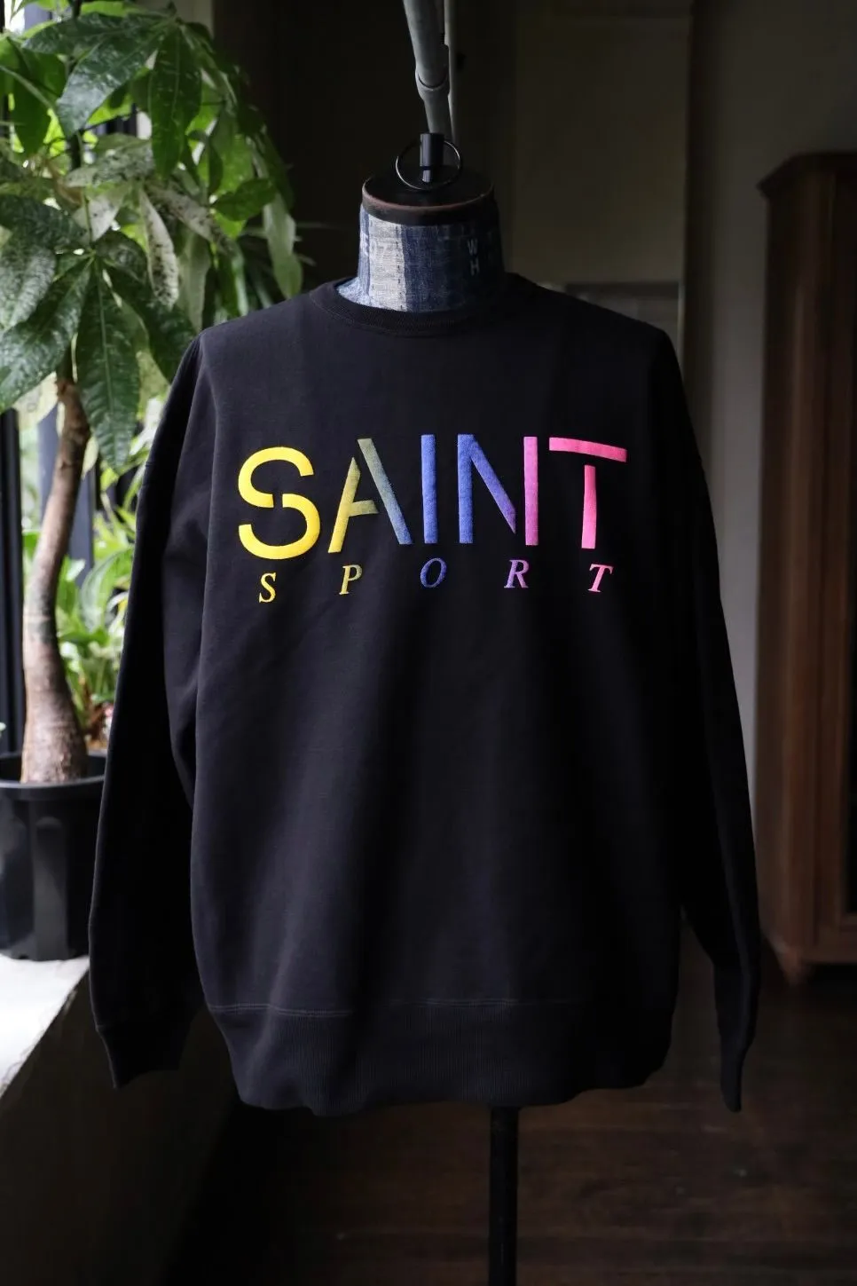 SAINT Mxxxxxx CRW NECK SWET/SAINT SPORT/BLK Colorful Gradient SAINT Round Neck Sweatshirt Black S-XL Original 420g David's Cloth Light Fleece Genuine Plate Main Mark Washing Mark and Other Accessories Complete and Correct Correct Level of Printing Technology Natural Gradient Transition Original Loose Fit Comfortable and Easy to Wear
